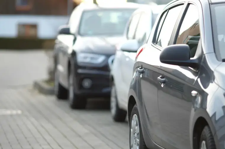 Oficina con parking en Madrid, ¿cómo elegir sede sin perder horas al volante?