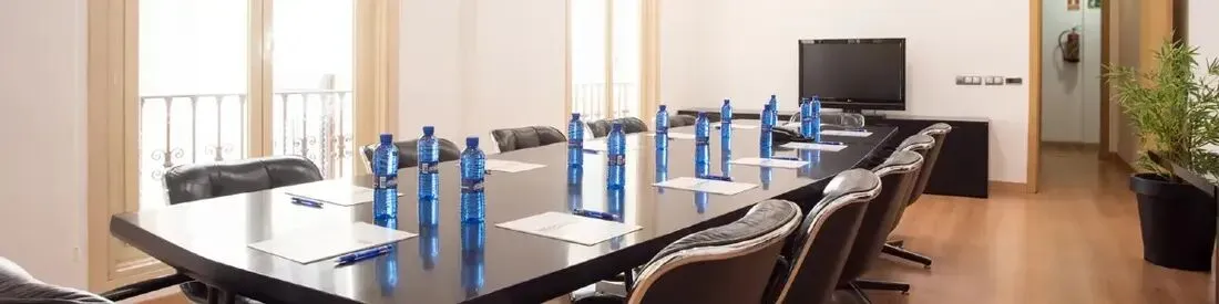¿Cómo debe ser una sala de reuniones?