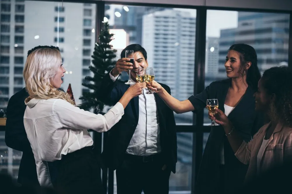Cosas que NO debes hacer en una comida de empresa estas Navidades: Guía para sobrevivir al evento sin pena ni gloria