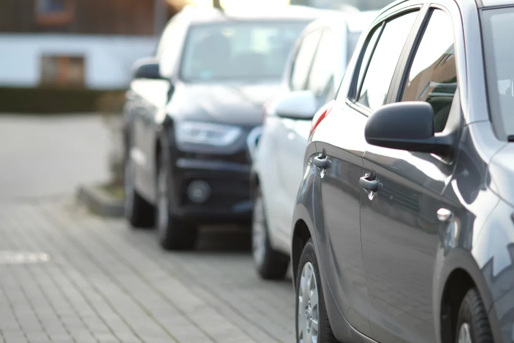 Oficina con parking en Madrid, ¿cómo elegir sede sin perder horas al volante?