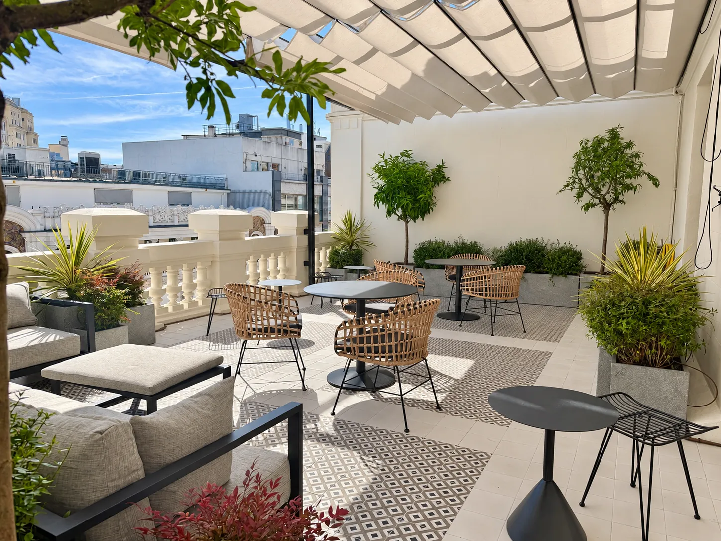 Terraza para eventos en Gran Vía, Madrid · terraza con encanto, toldo y mesas con vistas a Madrid