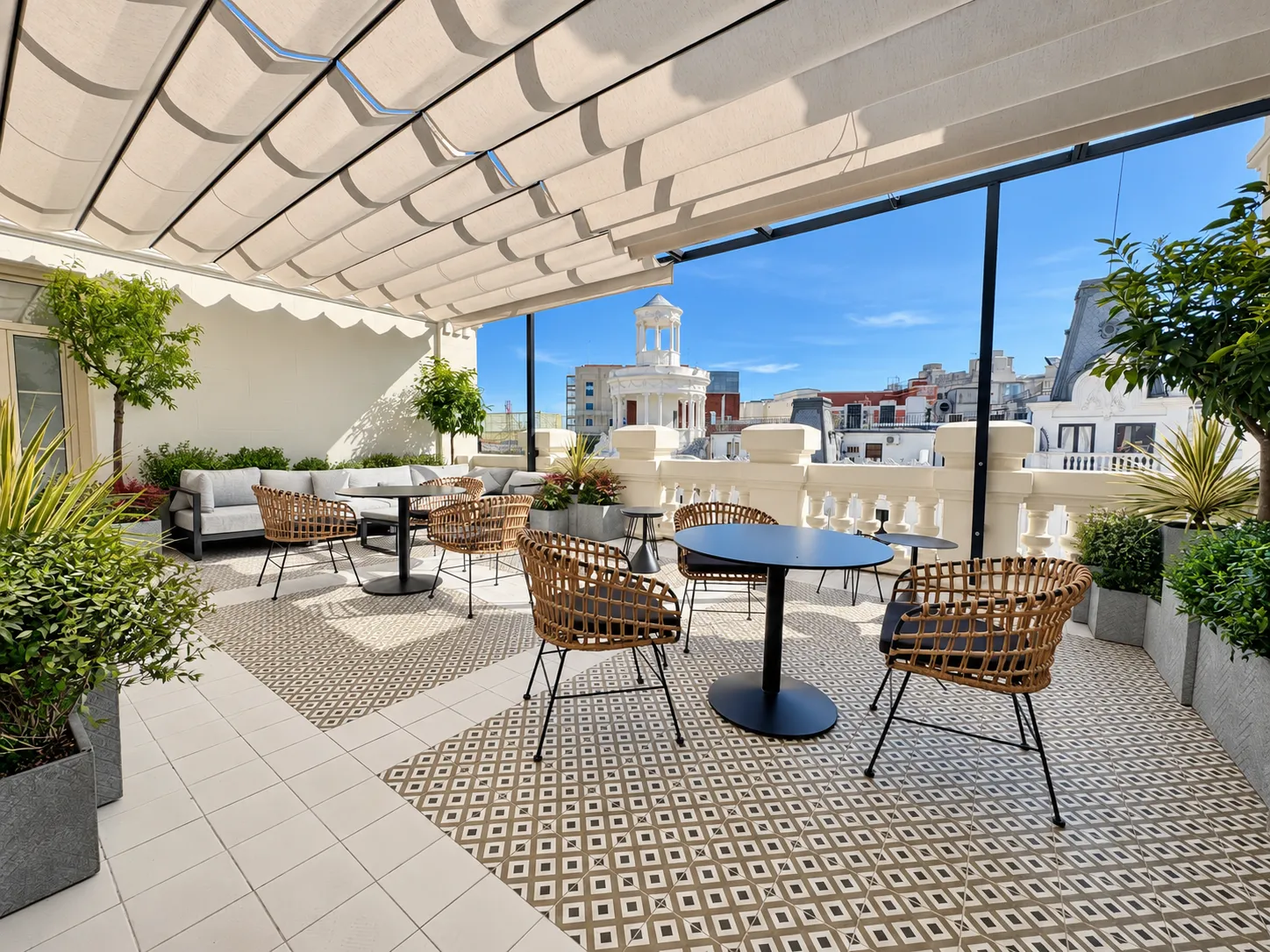 Terraza para eventos en Gran Vía, Madrid · mesas y sillas bajo el toldo con vistas a la Gran Vía
