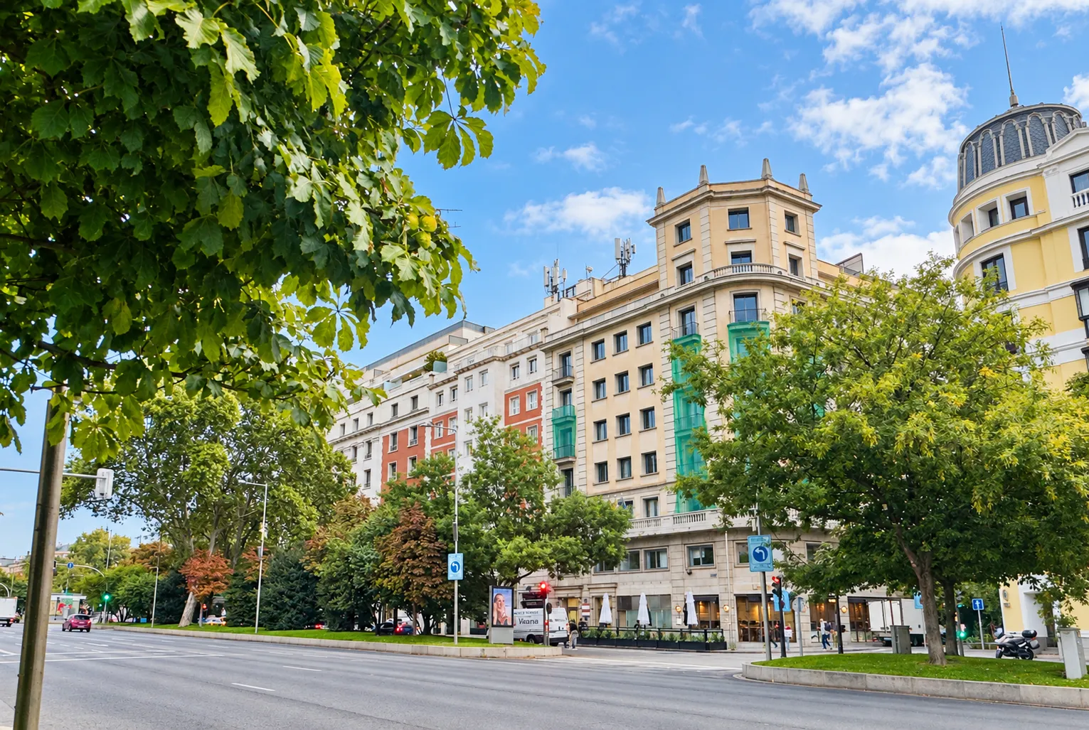 Traditional lease office in Recoletos · Paseo de Recoletos 16 · building facade