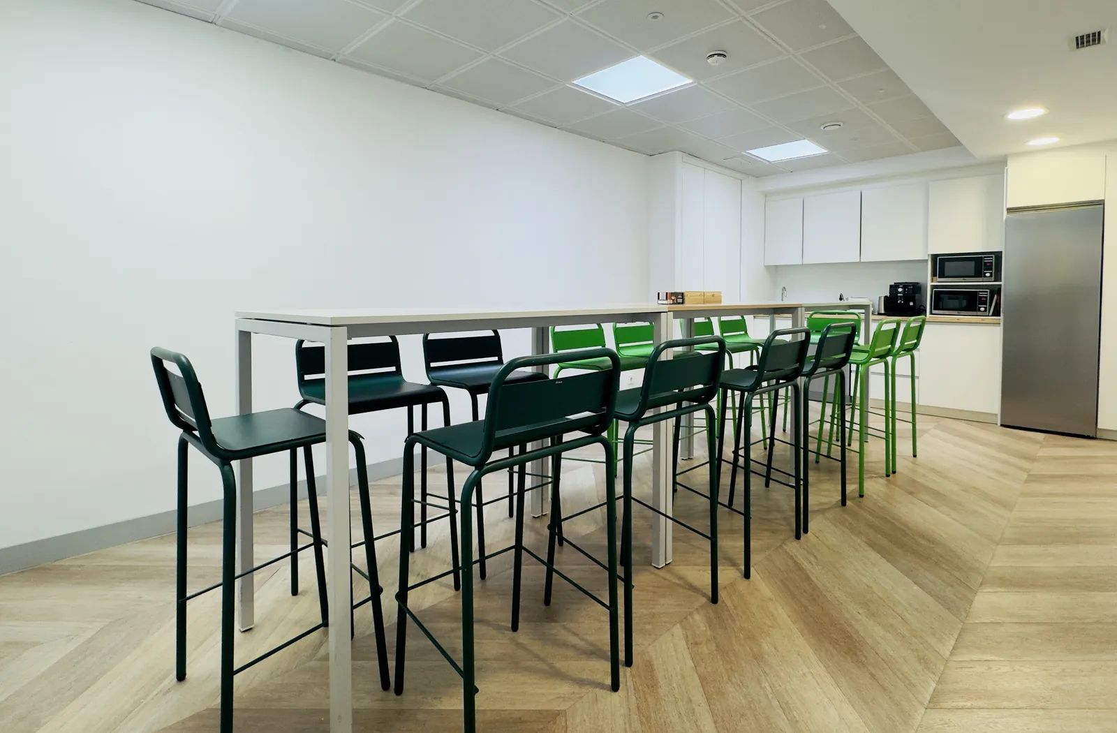 Traditional lease office in Azca · Plaza Carlos Trías Bertrán 4 · Current fit-out · kitchen and dining area