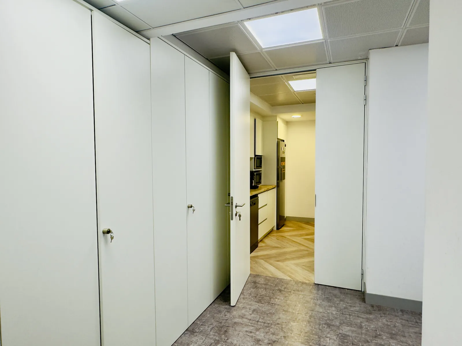 Traditional lease office in Azca · Plaza Carlos Trías Bertrán 4 · Current fit-out · kitchen and dining area