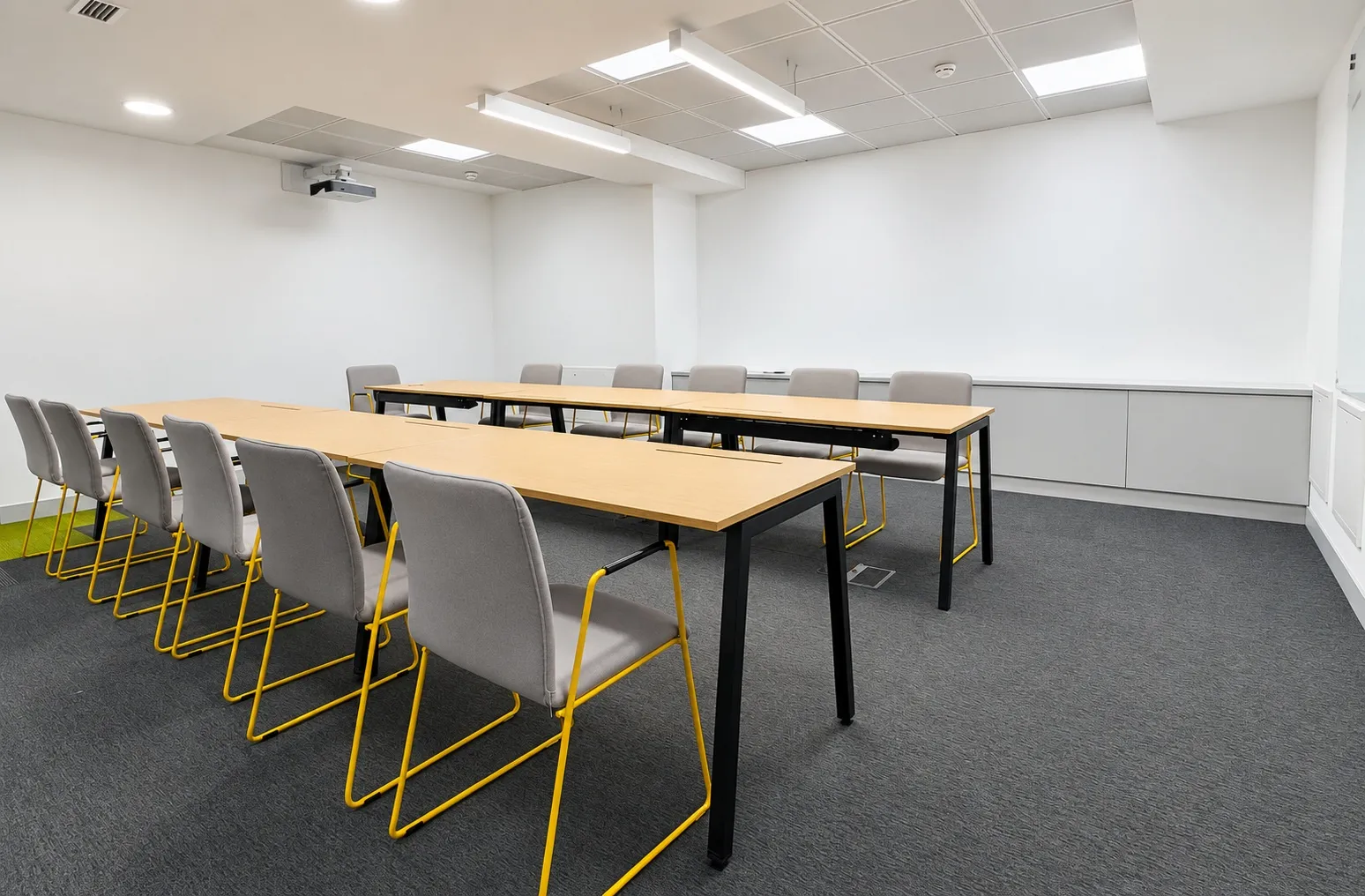 Traditional lease office in Azca · Plaza Carlos Trías Bertrán 4 · Current fit-out · meeting room