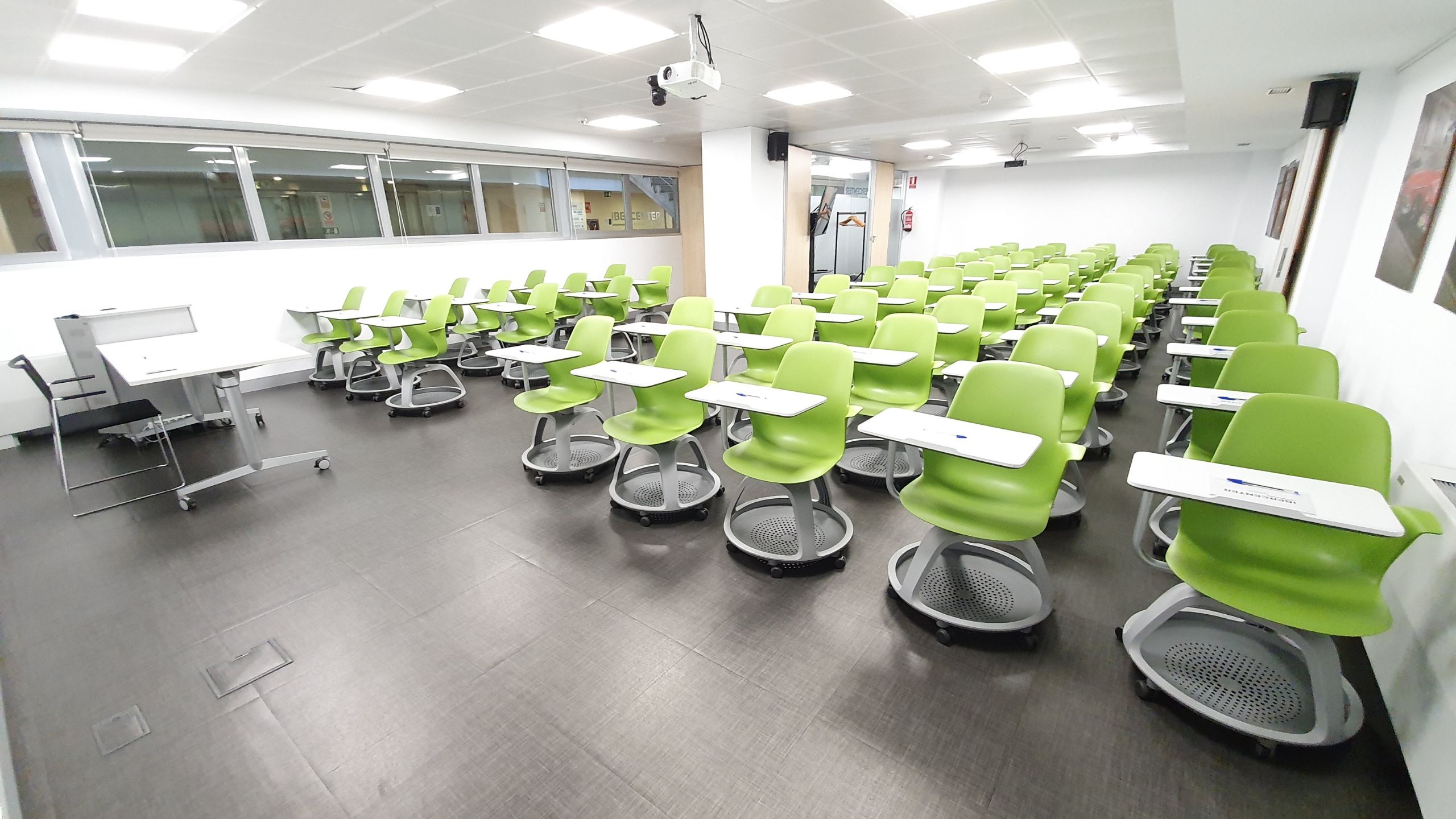 sala de 100 metros en azca